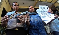 Polisi menyita senjata ini dari dua tersangka Teten dan Doni Buntung.