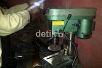 Di lokasi, aparat petugas menemukan lima mesin bubut untuk merakit senjata api berikut mesin cetak untuk jenis senjata api. E Mei Amelia R/detikNews.