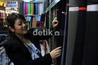 Seorang pedagang menata kain-kain asal China yang dijualnya. Dengan adanya implementasi ACFTA (ASEAN-Cina Free Trade agreement) secara meluas, import kain tekstil China masih sangat deras. Agung Pambudhy/detikcom.