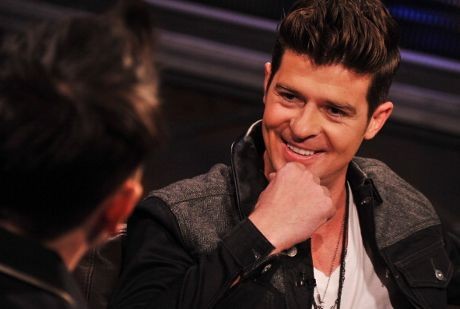 Robin Thicke Topless di Video Klip All Tied Up