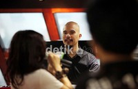 Pertama Agnes suka Pupus, dan kedua show director mau yang nge-beat, jadi ada Dewi Cinta, tutur Dhani menggoda.