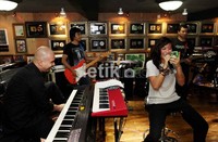 Masih dengan kepala plontosnya, Dhani terlihat bercengkarama dengan Agnes saat latihan.