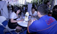 Para pengunjung mengisi aplikasi di stand PT Bank Rakyat Indonesia (Persero) Tbk pada Festival Komputer Indonesia 2012 di Jakarta Convention Center, Kamis (7/6). (Dok BRI)
