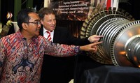 Direktur Utama PLN Nur Pamudji (kiri) dan President Direktur PT Siemens Industrial Power Dierk Unterspann sedang berbincang saat melihat turbin usai menandatangani Nota Kesepahaman (Memorandum of Understanding/MoU). (Humas PLN)