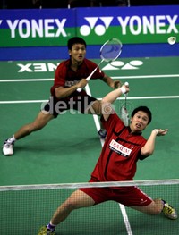 Aksi permainan atraktif ditampilkan pasangan ganda putra Hantoro (depan) dan Arsya Isananu (belakang), pada semifinal kejuaraan bulutangkis ganda putra Yonex Sunrise Mens Double 4th Badminton Championships. Pasangan ini pun melaju ke partai final.