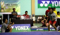 Pasangan ganda putra usia-15, Dheva Anrimusthi dan Rizky Adam merayakan kemenangan setelah berhasil melaju ke partai final kejuaraan bulutangkis ganda putra Yonex Sunrise Mens Double 4th Badminton Championships.