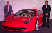 Ferrari 458 saat diluncurkan di showroom Ferrari, Pondok Indah, Jakarta, Jumat (8/6/2012). Muhammad Ikhsan/detikOto.