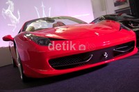 Sayangnya Ferrari Indonesia enggan menyebutkan harga Ferrari 458 Spider di tanah air. Di Italia mobil tersebut dibanderol sekitar Rp 2 miliaran. Muhammad Ikhsan/detikOto.