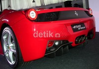 Di balik tubuh Ferrari 458 Spider tersembunyi sebonggol mesin V8 berkapasitas 4.5 liter. Mesin tersebut mampu memuntahkan tenaga hingga 462 bhp pada 9.000 rpm dengan torsi mencapai 540 Nm yang disalurkan oleh transmisi dual-clutch F1 seven-speed paddleshift. Muhammad Ikhsan/detikOto.