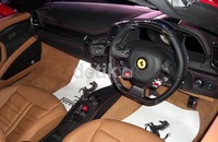Interior Ferrari 458. Mobil ini sesungguhnya adalah saudara kembar dari Ferrari 458 Italia. Bedanya, bila 458 Italia berbentuk coupe, 458 Spider memiliki tampang yang sedikit lebih sporty dengan atap yang bisa dibuka hanya dalam waktu 14 detik saja. Muhammad Ikhsan/detikOto.