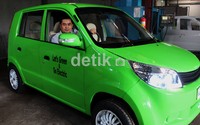 Mobil listrik nasional tersebut sangat fleksibel dan bisa melakukan pengisian di rumah dengan tegangan 220 V dan hanya membutuhkan waktu 4-5 jam hingga baterai tersisi penuh. M Lutfi Andika/detikOto.
