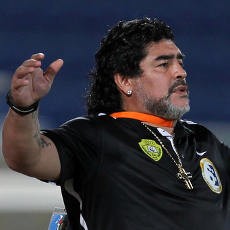 Maradona Impikan Melatih Napoli