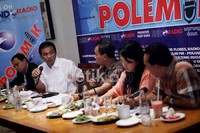 (dari kanan-kiri) Pengamat Parlemen Sebastian Salang, Anggota DPR F-PDIP Dewi Aryani, Moderator Latif Siregar, Anggota DPR F-PAN Taslim Chaniago, dan Peneliti sugeng sarjadi Sindicate pada acara diskusi polemik di Jakarta, Sabtu (9/6). yang mengangkat tema  Kata Survey: DPR Terkorup.