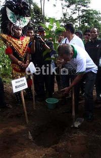 Satu juta pohon ditanamkan dalam rangka ulang tahun kota boyolali yang ke-165 yang bertemakan Boyolali Ijo Royo-Royo
