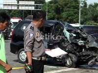 Kabar terakhir, seorang pengemudi Xenia yang menjadi korban kecelakaan beruntun itu tewas di rumah sakit terdekat. (Khairul Ikhwan/detikNews)