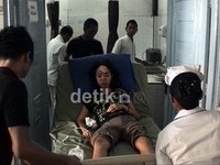Kemudian Xenia tersebut menghantam Suzuki Katana yang berada di belakang bus karyawan. (Khairul Ikhwan/detikNews)