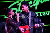 Dalam single dan video klip itu menggambarkan Nova yang diselingkuhi oleh dua pria asing