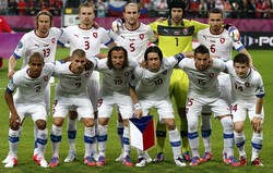Para pemain Ceko berfoto bersama sebelum laga yang digelar di Municipal Stadium, Wroclaw, Sabtu (9/6/2012) dinihari WIB. Reuters/Dominic Ebenbichler.