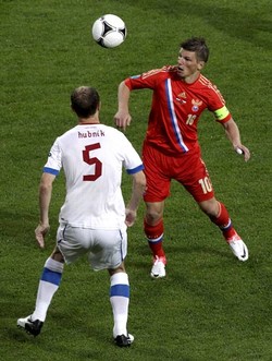Andrey Arshavin berebut bola dengan Roman Hubnik. Reuters/Tobias Schwarz.