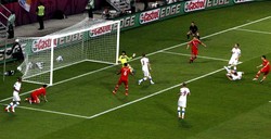 Rusia membuka keunggulan di menit ke-15 melalui Dzagoev. Tendangannya gagal ditangkap oleh Petr Cech. Reuters/Tobias Schwarz.