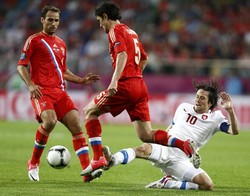Tomas Rosicky berusaha merebut bola dari Roman Shirokov dan Yuri Zhirkov. Reuters/Dominic Ebenbichler.