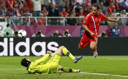 Rusia menambah keunggulan di menit ke-24. Roman Shirokov sukses menyelesaikan umpan Arshavin dan membuat Rusia jadi unggul 2-0. Reuters/Sergio Perez.