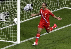 Roman Shirokov melakukan selebrasi usai membobol gawang Ceko di menit ke-24. Reuters/Tobias Schwarz.