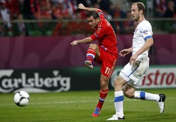Aleksandr Kerzhakov melepaskan tembakan ke gawang Ceko. Namun usahanya untuk menambah gol belum membuahkan hasil. Reuters/Petr Josek.