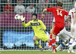 Roman Pavlyuchenko melepaskan tembakan yang berbuah gol ke gawang Ceko. Kedudukan pun berubah menjadi 4-1 untuk Rusia. Reuters/Kacper Pempel.