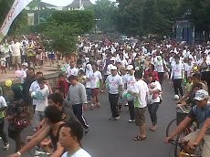 Ribuan Orang di Semarang Oper Bola untuk Pecahkan Rekor