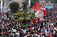 Ribuan orang menyemut di perempatan Sarinah, Jl Thamrin untuk melihat parade mobil hias. Arus lalu-lintas sempat tersendat akibat karnaval ini.