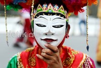 Penari topeng menjadi color full dalam parade tersebut.