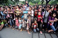 Warga setia menunggu sejak siang hari. Karnaval baru dibuka pukul 15.00 WIB.