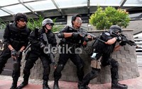 Aksi dari salah satu komunitas warga Jakarta. Aksi ini cukup menyita perhatian penonton karnaval.