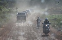 Kendaraan bermotor warga setempat harus menghirup debu jalanan.