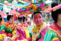 Para penari tradisi Jakarta. Karnaval ini juga dipadati para turis asing yang kebetulang sedang di Jakarta.