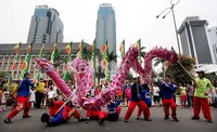 Aksi barongsai di perempatan BI. Karnaval yang berlangsung selama 3 jam ini berlangsung meriah.