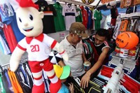 Deman sepak bola EURO 2012 membuat penggemar sepak bola mencari kaos tim dan mug negara kesayangannya.