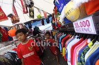 Tidak hanya orang dewasa anak-anakpun ikut membeli.