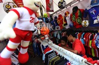 Harga kaosnya dimulai Rp 35 rb sampai Rp 50 rb.