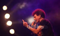 Ahmad Albar menutup manis konsernya dengan lagu semut hitam