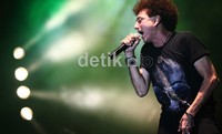 Konser semakin Panas tatkala vokalis berambut Kribo, Achmad Albar tampil membawakan lagu Syair Kehidupan dan Panggung Sandiwara.