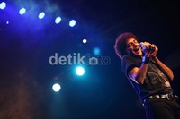Penonton semakin hanyut ketika tembang panggung sandiwara dinyanyikan