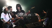 Duet kawakan Ian Antono dan Toto Tewel dengan Vokalis Elpamas (Baruna dan Riski) semakin membuat semarak suasana.