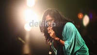 Oppie Andaresta menyanyikan lagu bertema lingkungan.