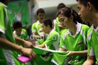 Pemain bintang pelatnas putri Cipayung Adriyanti Firdasari (kedua dari kanan), melayani tanda tangan dari para peserta.