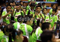 Para peserta grand finalis, mengabadikan gambar para pemain bintang bulutangkis yang hadir melalui ponselnya