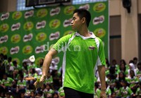 Pemain bintang Simon Santoso, melakukan aksi atraktif permainan bulutangkisnya,  dalam rangkaian choaching clinic kepada para peserta grand finalis