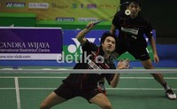 Mereka mengalahkan lawannya, pasangan ganda putra Rendra Wijaya dan Rian Sukmawan, tiga set langsung dengan skor (19-21, 21-13, 21-18).