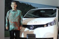 Chief Operation Officer, Nissan Motor Toshiyuki Shiga berpose bersama Nissan Evalia.